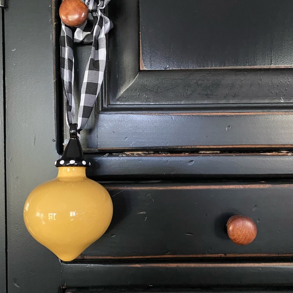 NWT CLAY CHICK CERAMICS Solid Ornament w/Ribbon - Picture 3 of 4